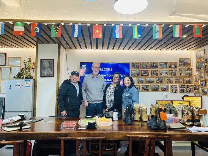 နော်ဝေးနှင့် ဒိန်းမတ်တို့မှ ဖောက်သည်များသည် စက်မှုလုပ်ငန်းတွင် အခွင့်အလမ်းသစ်များရှာဖွေရန် Guangzhou Hanagal Shoes Co., Ltd သို့လာရောက်လည်ပတ်သည်